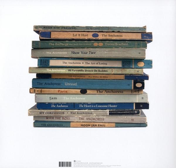 Stapel alter Bücher, verschiedene Farben, Titel sichtbar, auf weißem Hintergrund.