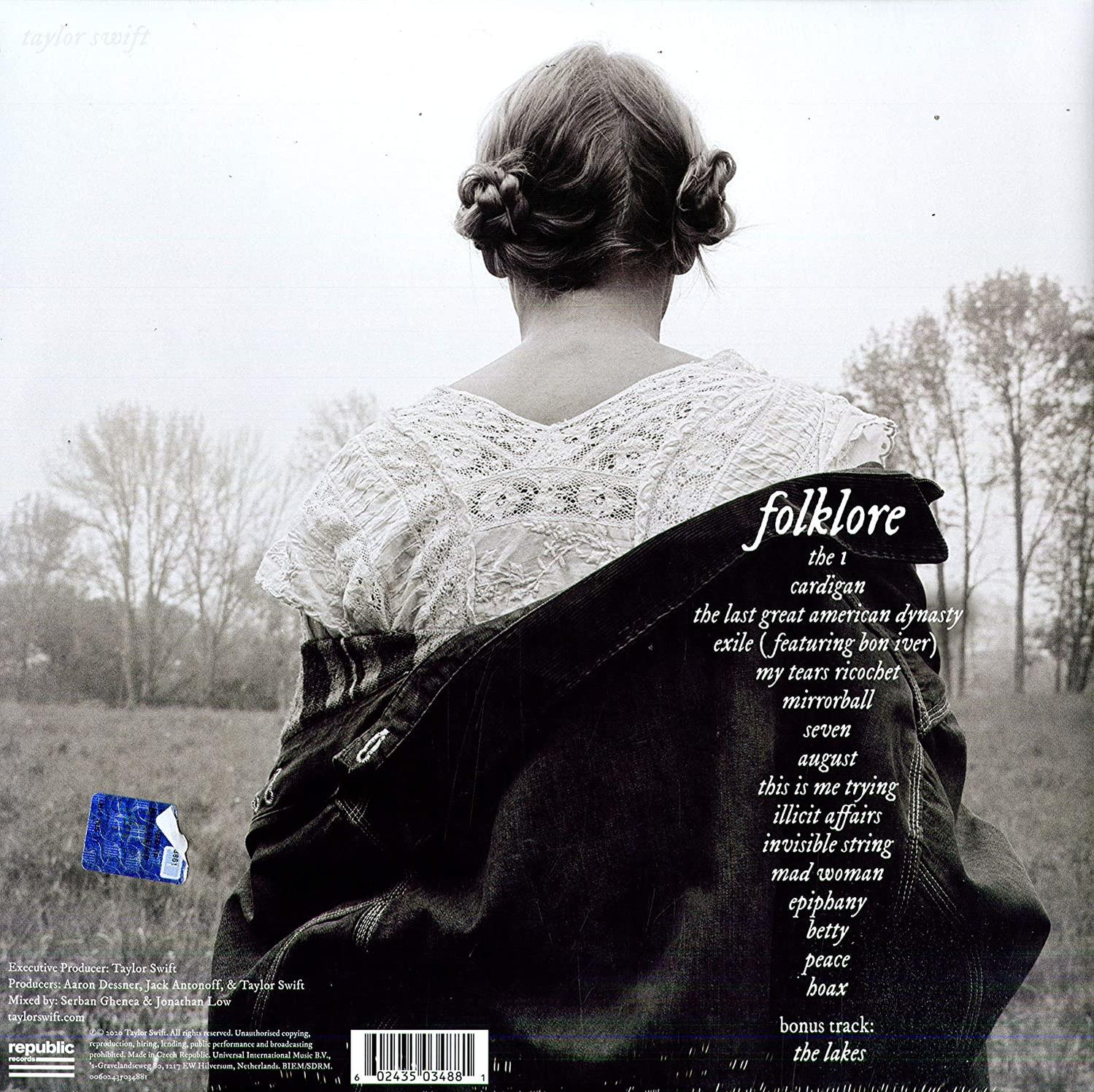 Frau in weißem Oberteil und Jeansjacke, Rücken zur Kamera, auf einem Feld. Albumcover.