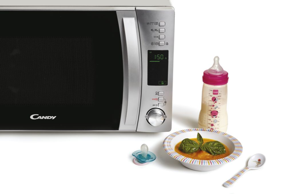 Un horno microondas, un biberón, un chupete y un plato de comida.