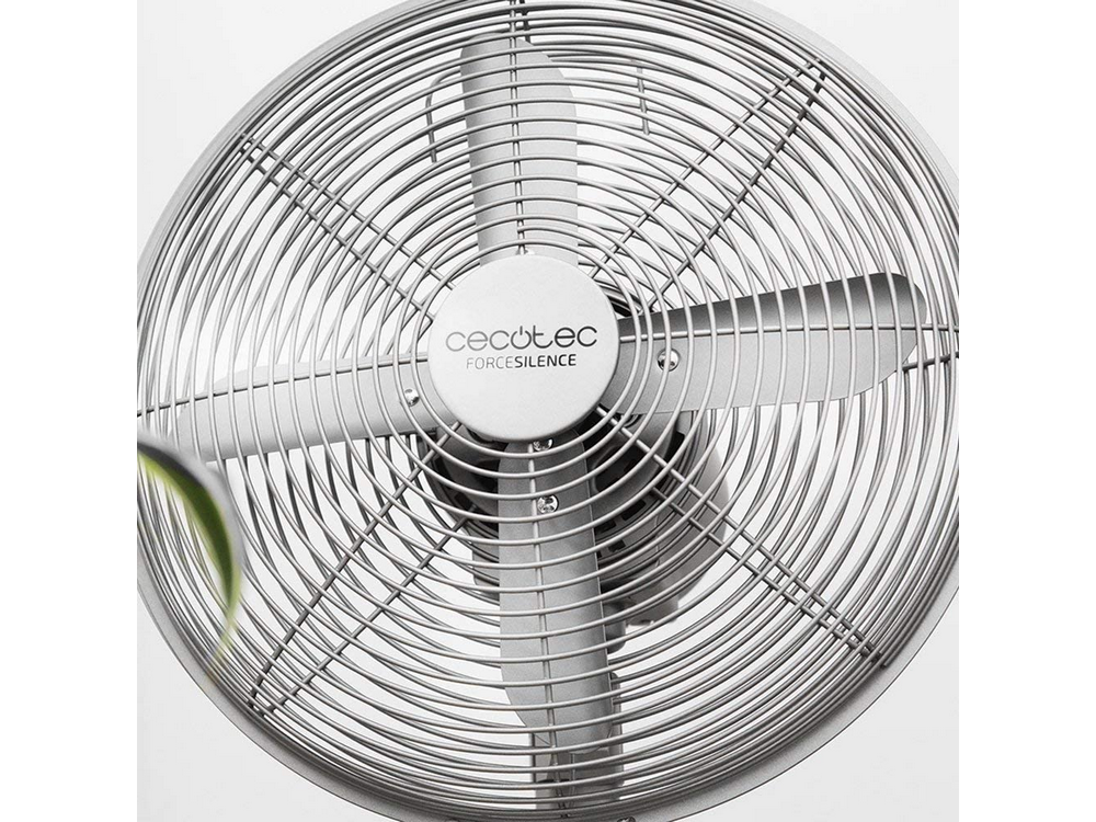 Primer plano de un ventilador plateado con rejilla y aspas circulares.