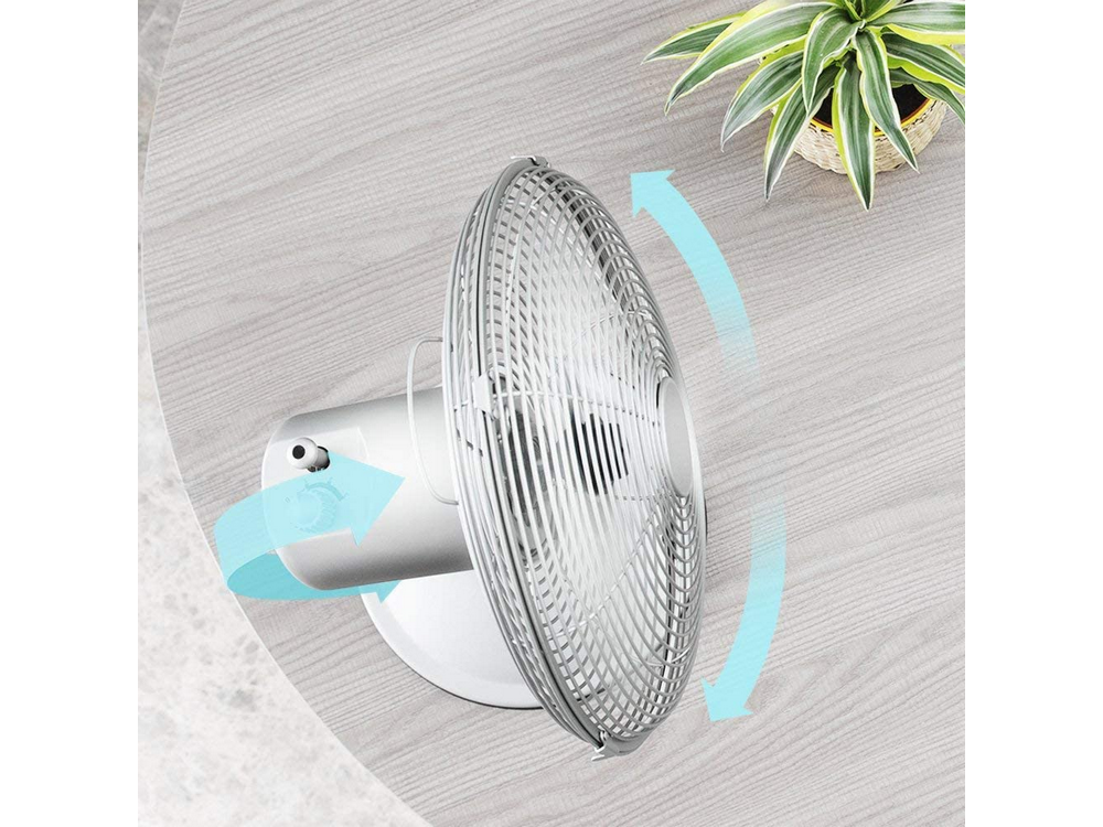 Ventilador oscilante blanco sobre una mesa con flechas azules.