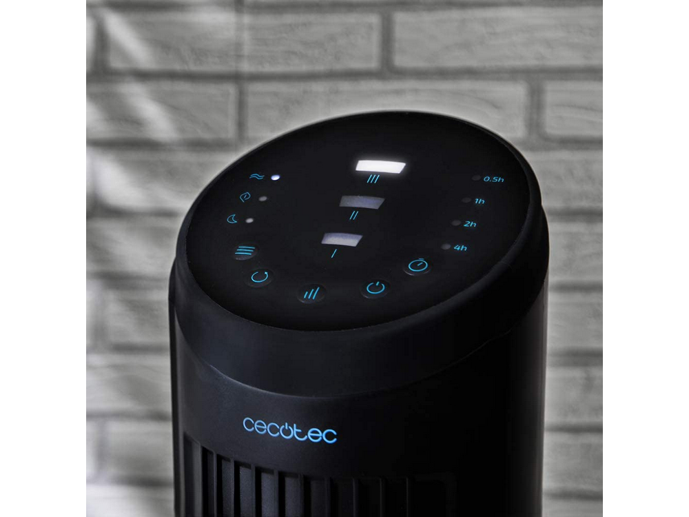 Ventilador Cecotec negro con panel de control digital. Una pared de ladrillo detrás.