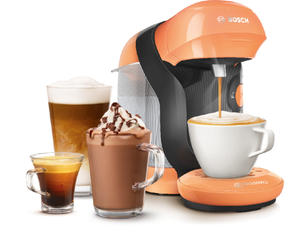 Cafetera Bosch Tassimo naranja con bebidas de café y café haciéndose. Fondo blanco.