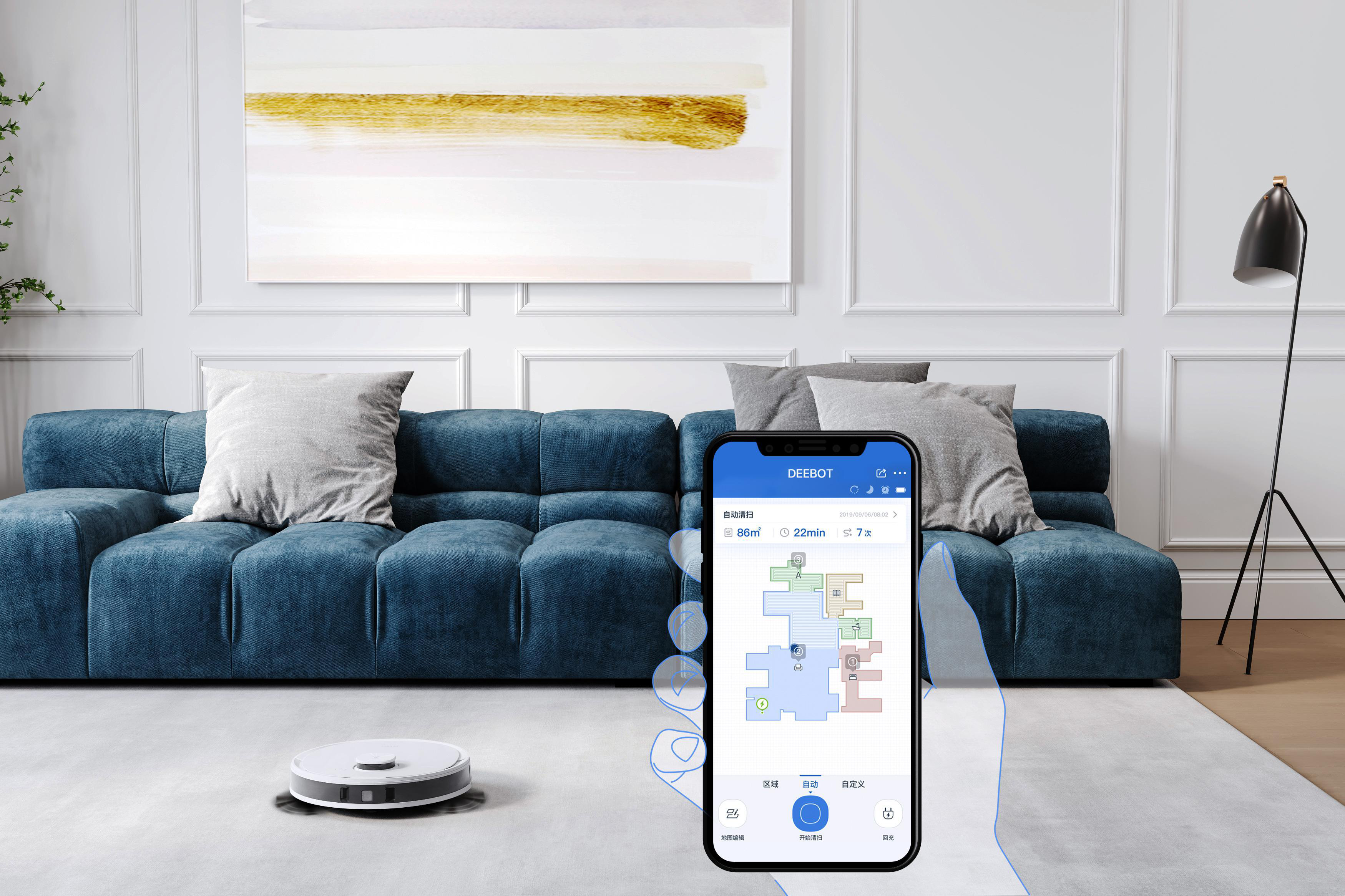 Ein Roboter-Staubsauger mit einem Smartphone, das einen Grundriss und eine Bedienoberfläche anzeigt.