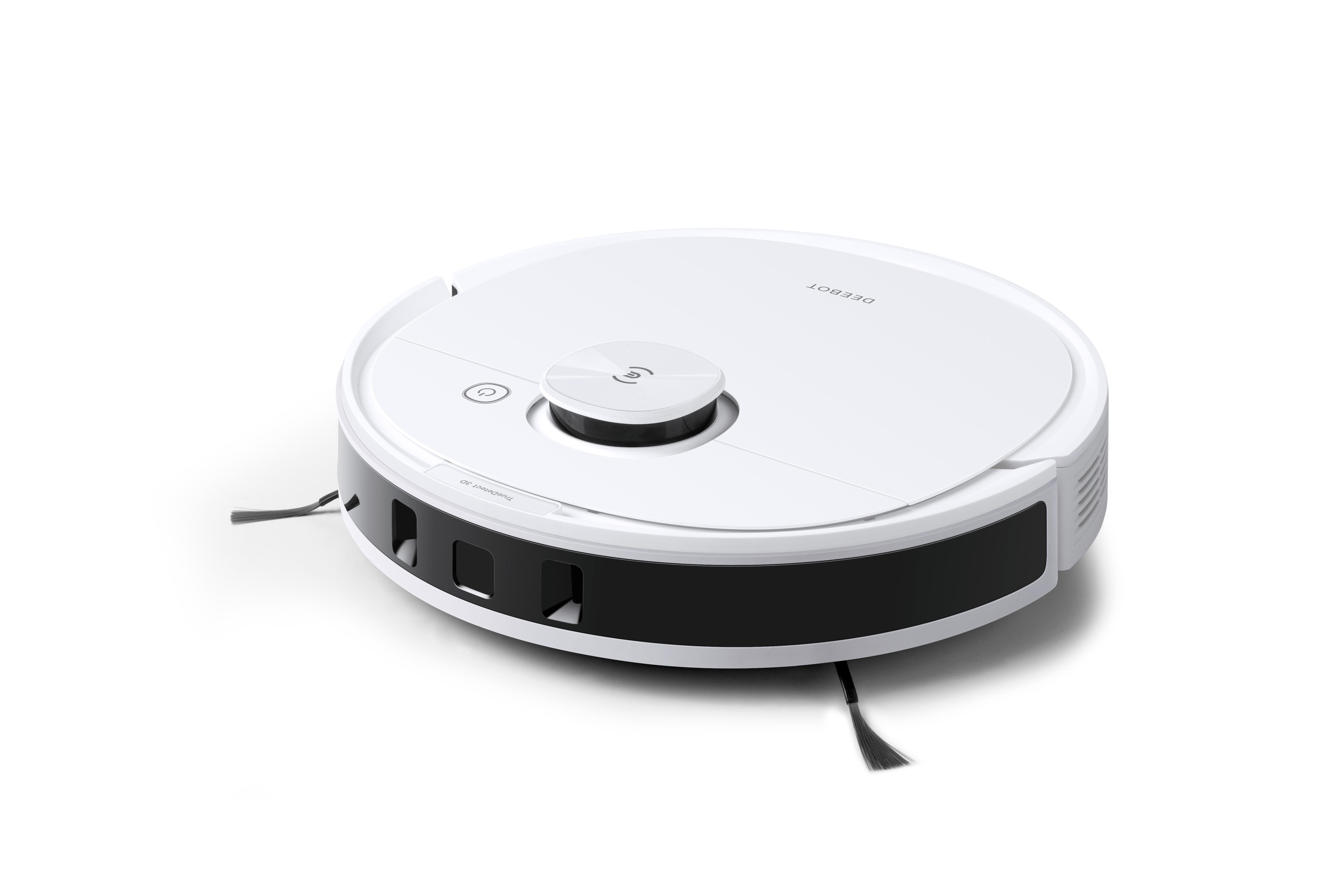 Ein weißer Roboter-Staubsauger mit schwarzem Stoßfänger und zwei Bürsten. Er steht vor weißem Hintergrund.