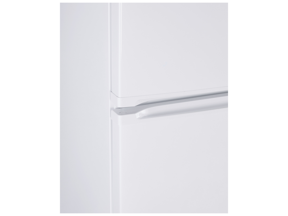 Un primer plano de un refrigerador blanco. La puerta y el mango son visibles.