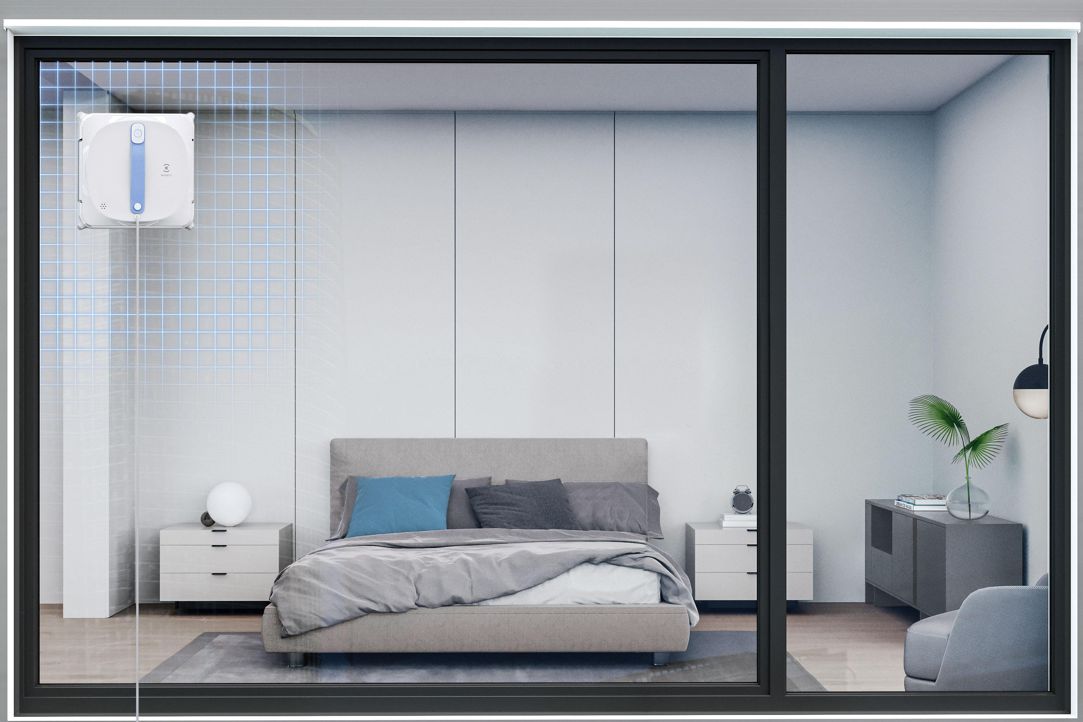 Schlafzimmer mit Fensterputzer auf Glas. Bett, Nachttische und Ausblick nach draußen.