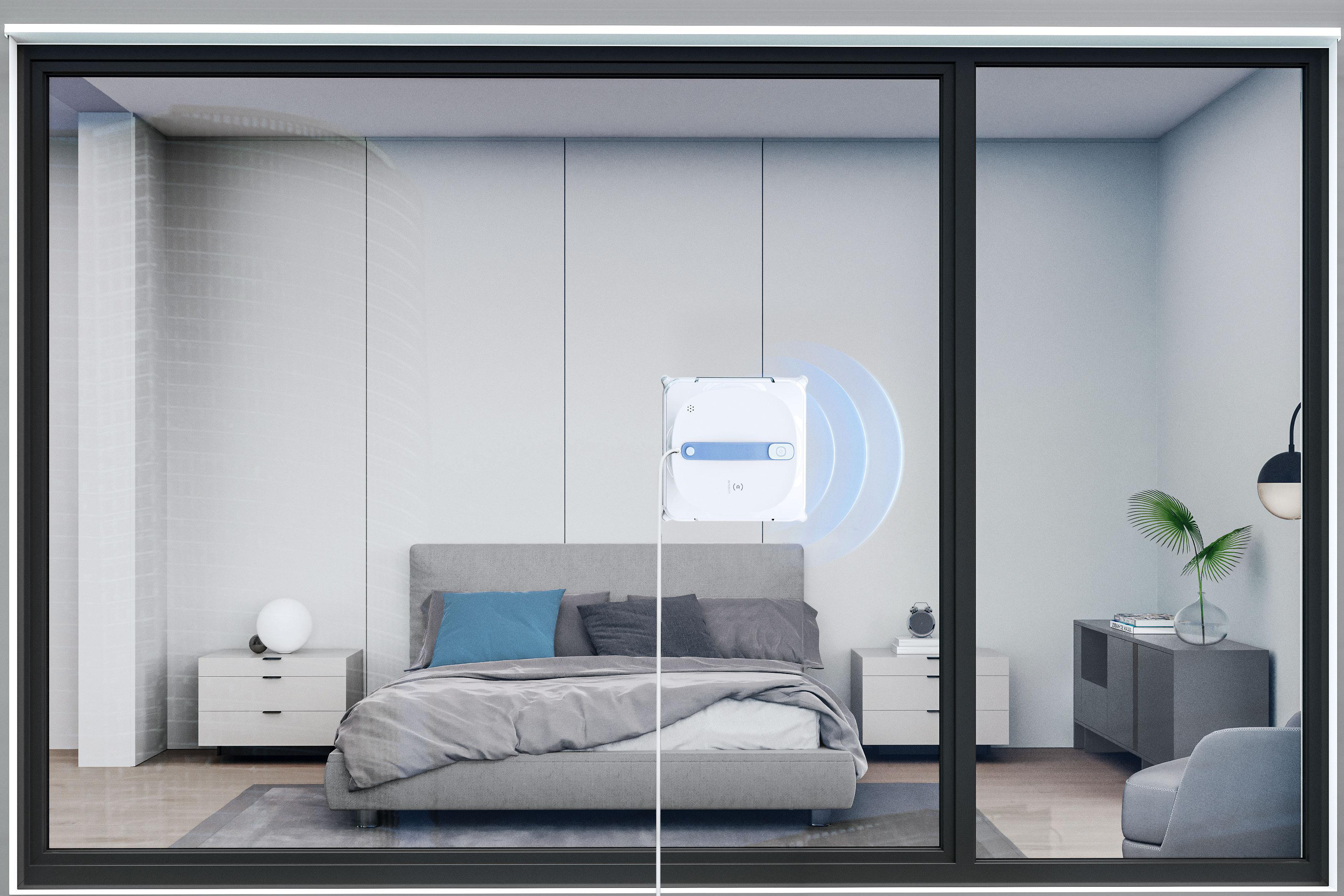 Roboterreiniger an einem Fenster; Schlafzimmer mit Bett, Fenster und Aussicht.