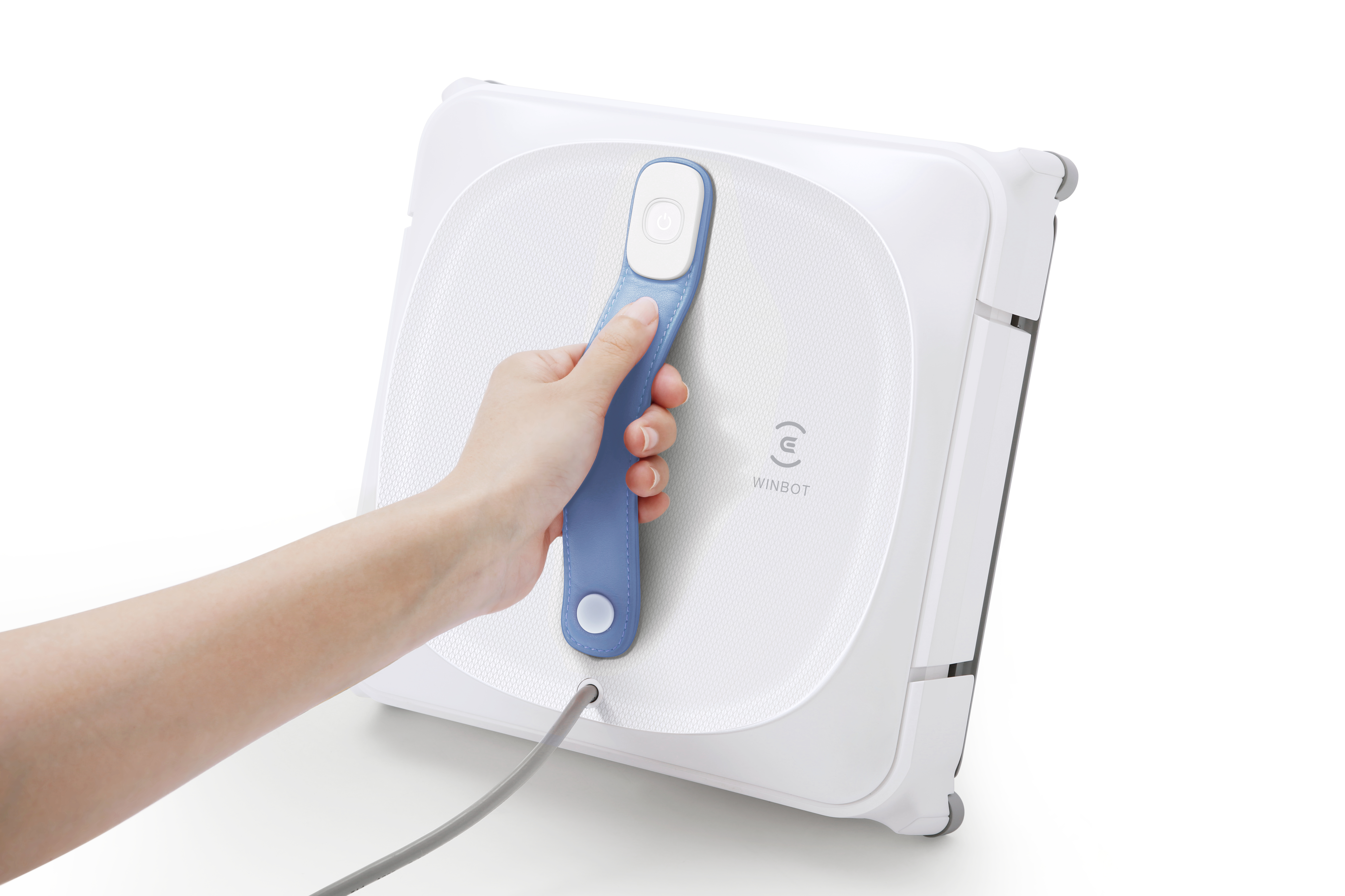 Weißer Fensterputzroboter, der von einer Hand gehalten wird, mit blauem Griff.
