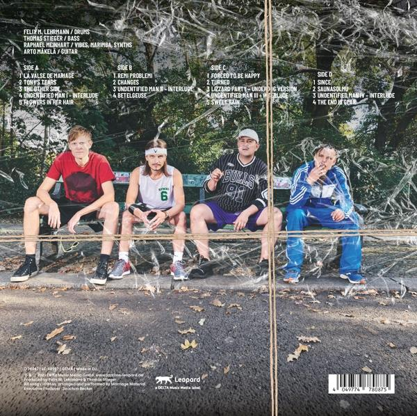 Albumcover mit vier Personen, die auf einer Bank sitzen, Albumkunst und Text.