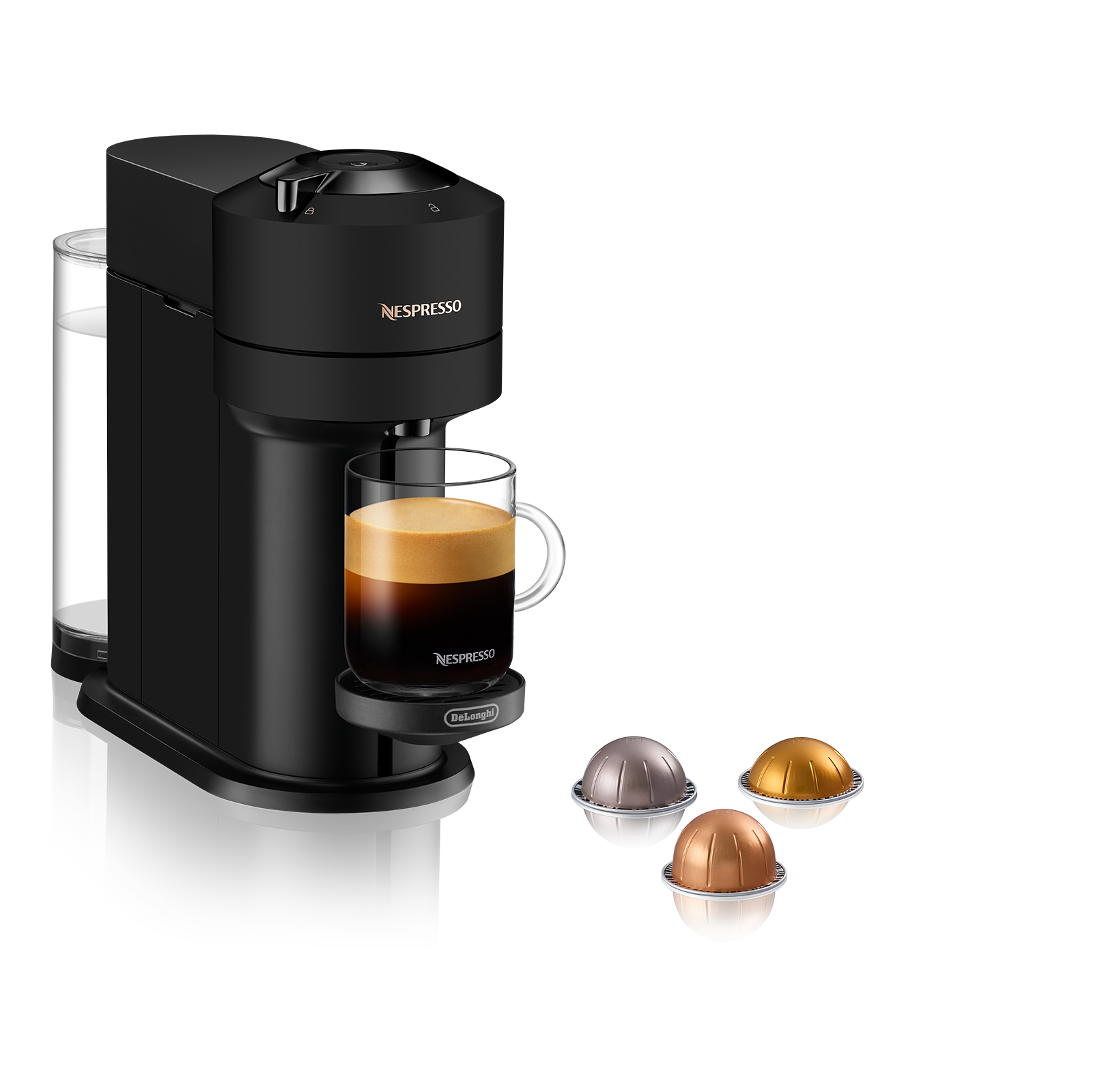 Fekete Nespresso kávéfőző egy pohár kávéval és kávékapszulákkal, fekete felületen.