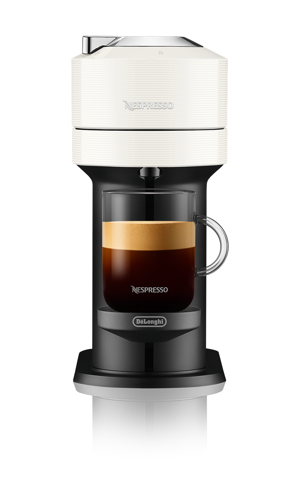 Egy fehér-fekete Nespresso kávéfőző egy kávéval töltött üvegpohárral.