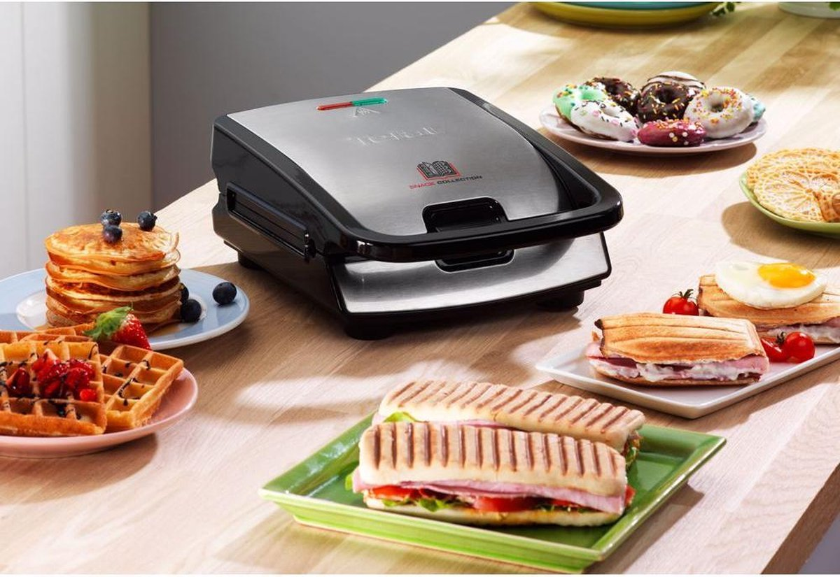 Una macchina per waffle con waffle, pancake e panini.