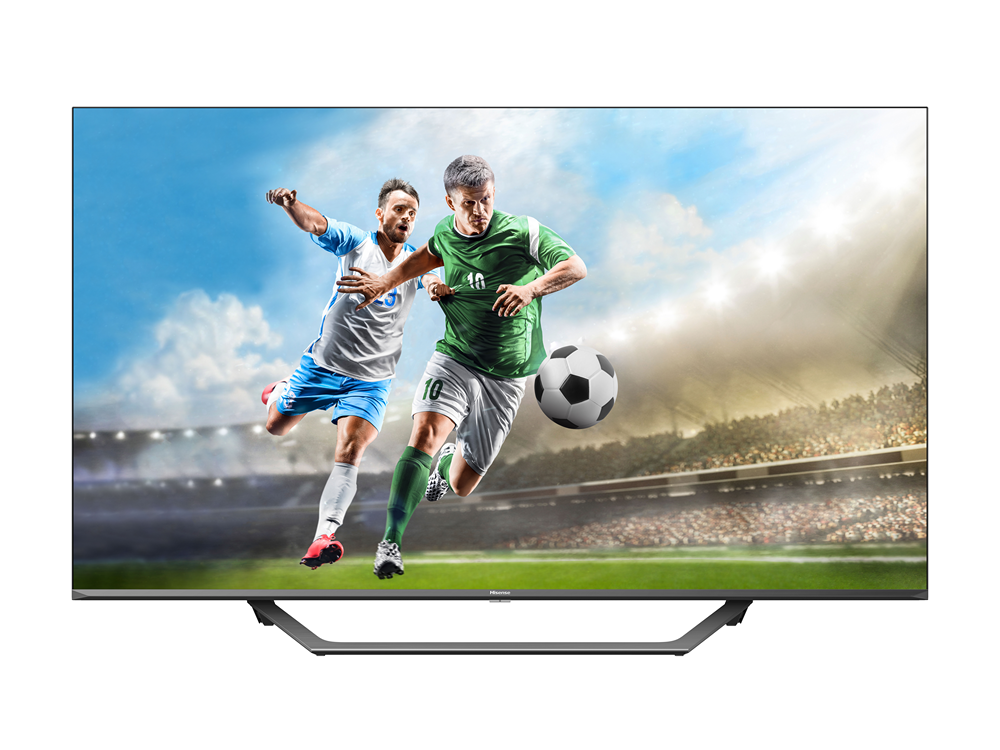 Un televisor que muestra un partido de fútbol con jugadores y un estadio.