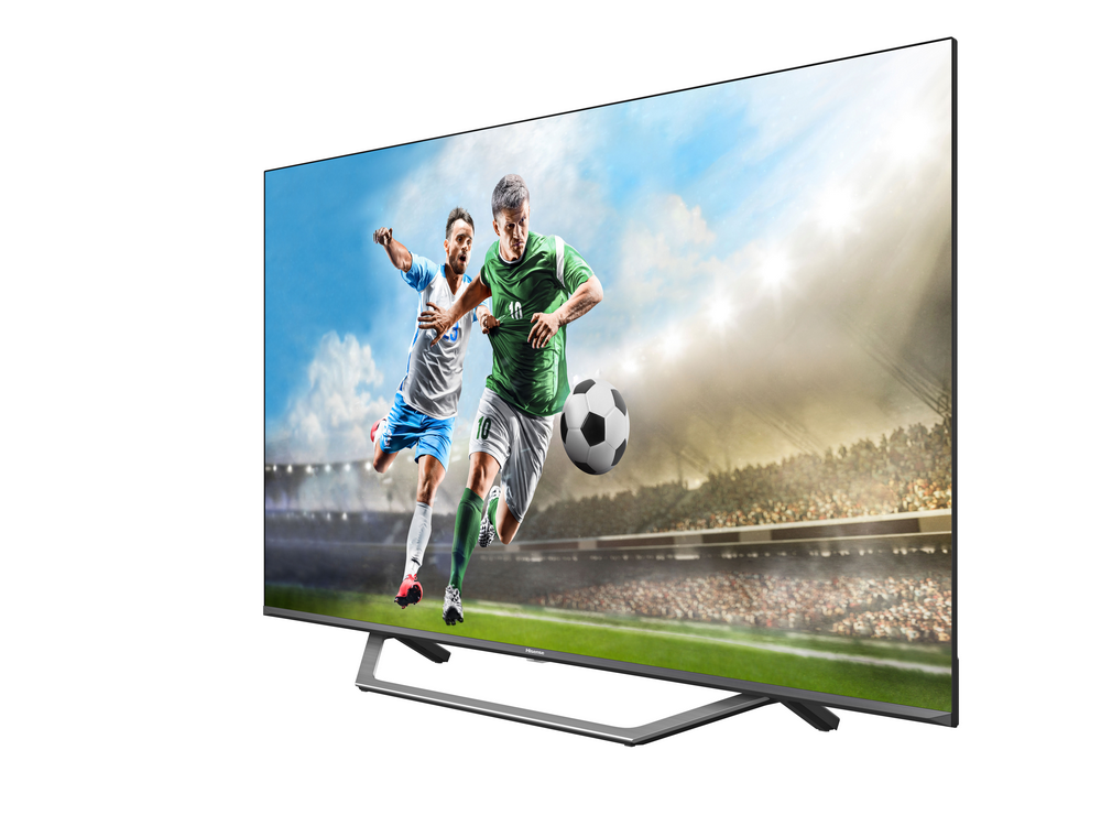 Televisor de pantalla ancha que muestra un partido de fútbol en un estadio.