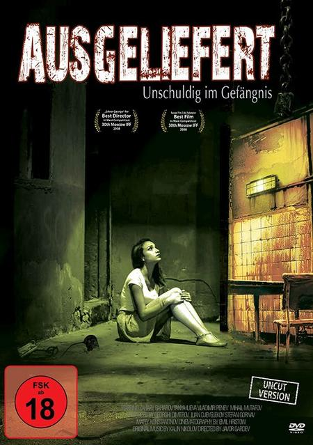 Filmplakat mit einer Frau, die in einem dunklen Raum sitzt und nach oben schaut. Text auf Deutsch.