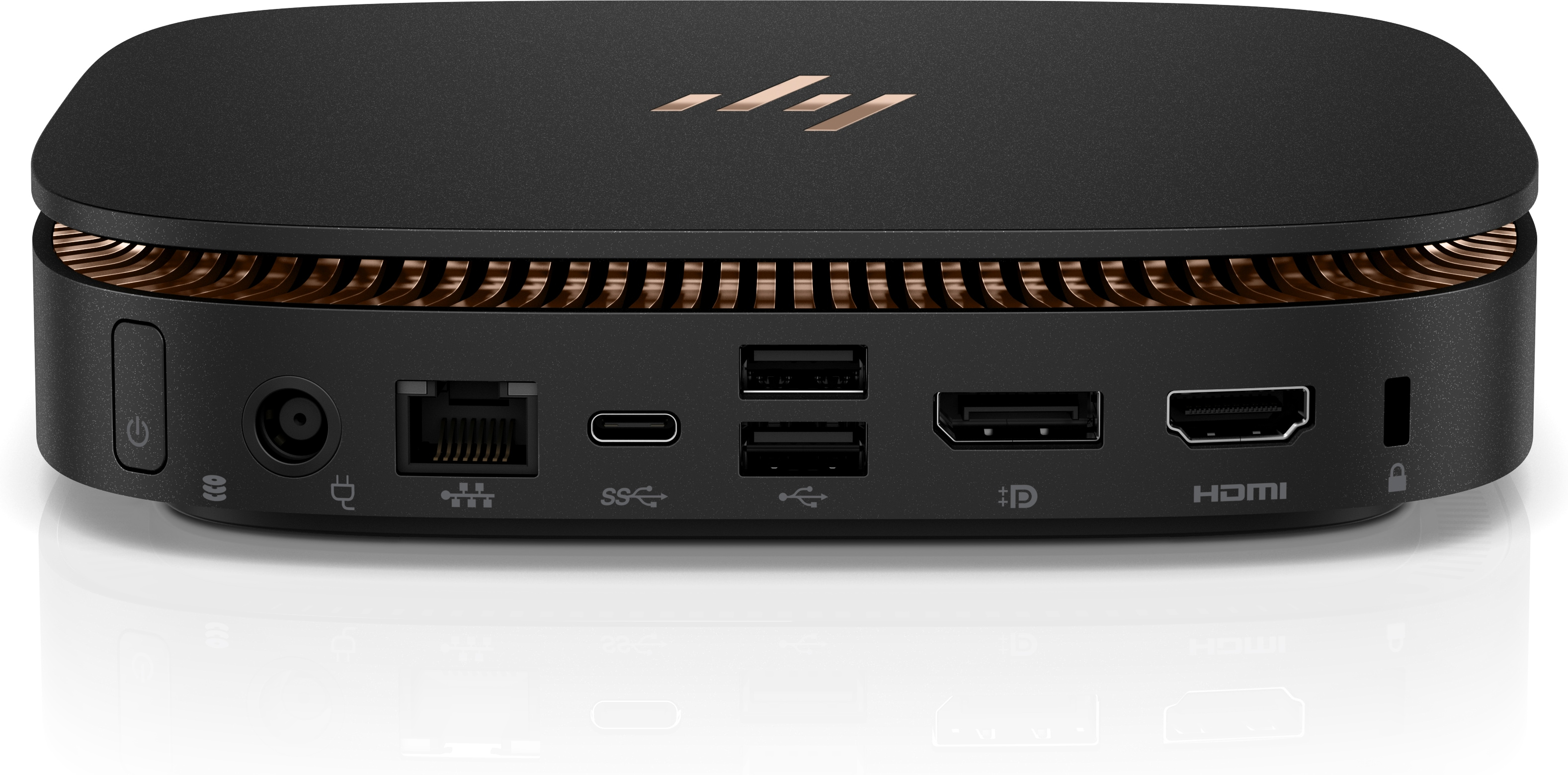 Ein schwarzer und goldfarbener HP Mini-PC mit sichtbaren Anschlüssen. Das Gerät steht auf einer weißen Oberfläche.