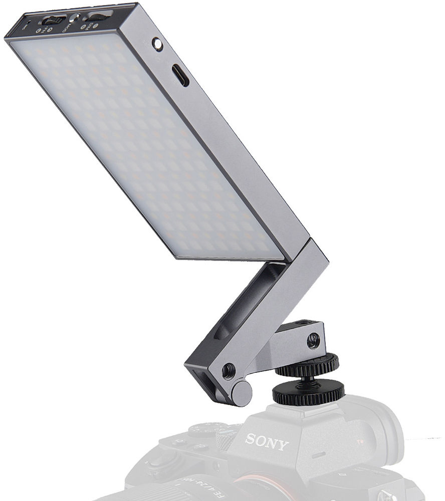 Silbernes LED-Licht auf einer Kamera, nach oben abgewinkelt. Das Licht befindet sich auf weißem Hintergrund.