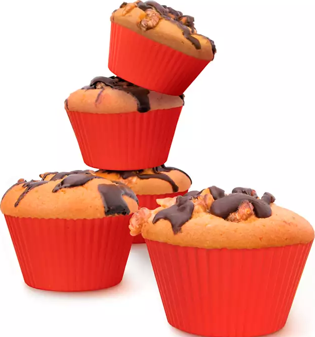 Muffin in pirottini rossi, con glassa al cioccolato e noci sopra.