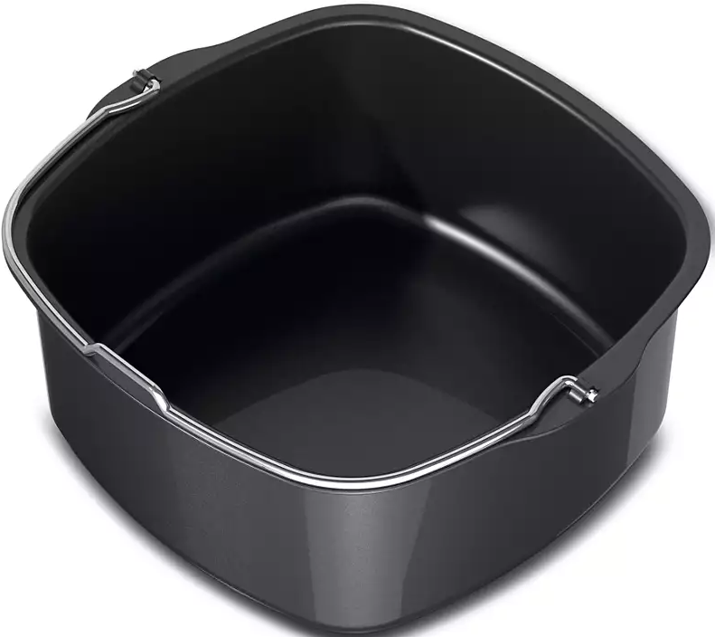 Un cestello nero quadrato per friggitrice ad aria con manico argentato.