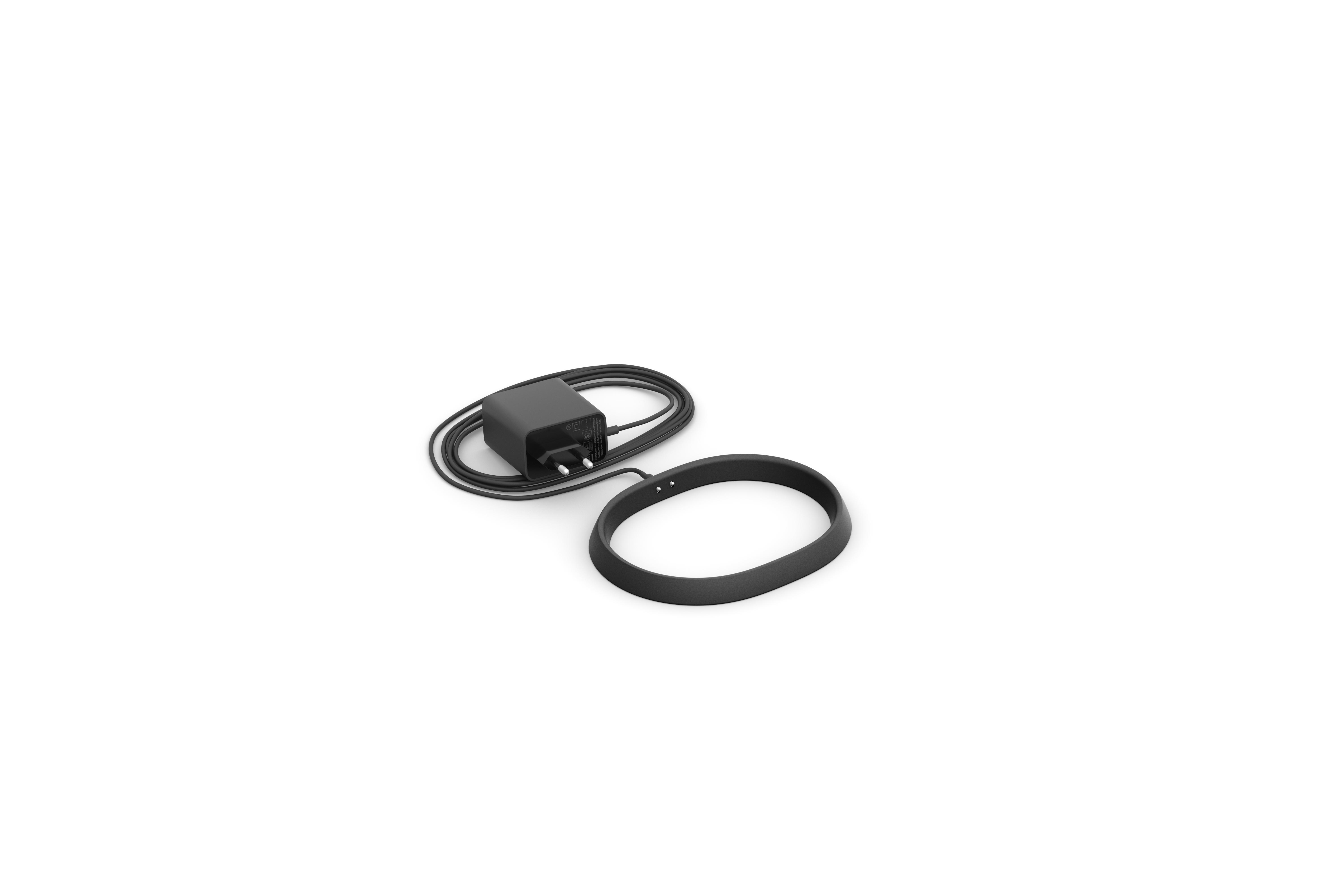 Schwarze Ladestation und ein kreisförmiges schwarzes Fitness-Tracker-Armband. Weißer Hintergrund.
