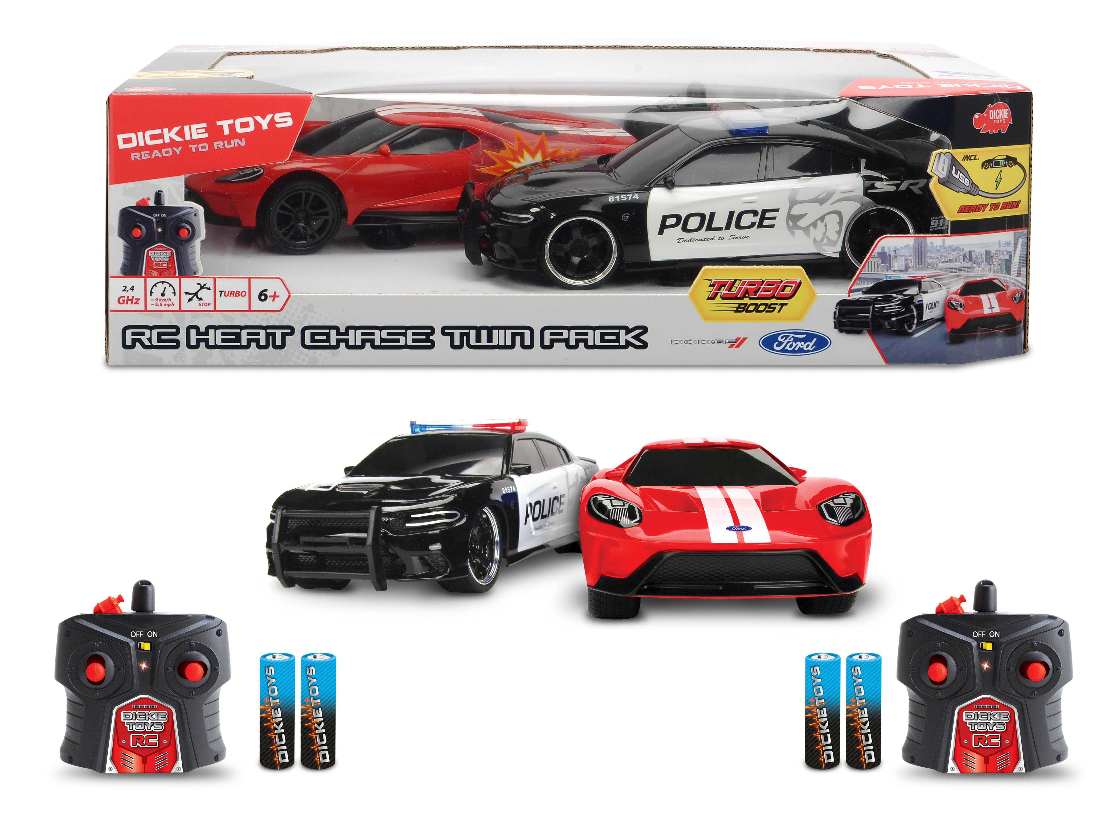 Ein Spielzeugset mit zwei RC-Autos, einem Polizeiauto und einem roten Sportwagen, plus Fernbedienungen und Batterien.