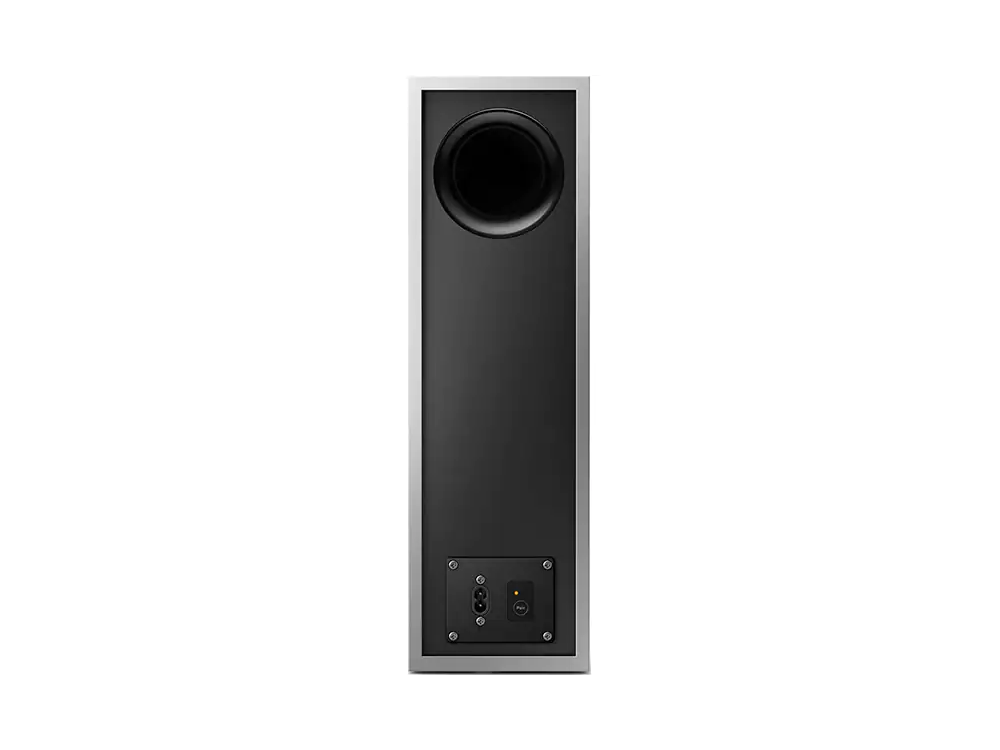 Altavoz negro alto con borde plateado, vista trasera, sobre fondo blanco.