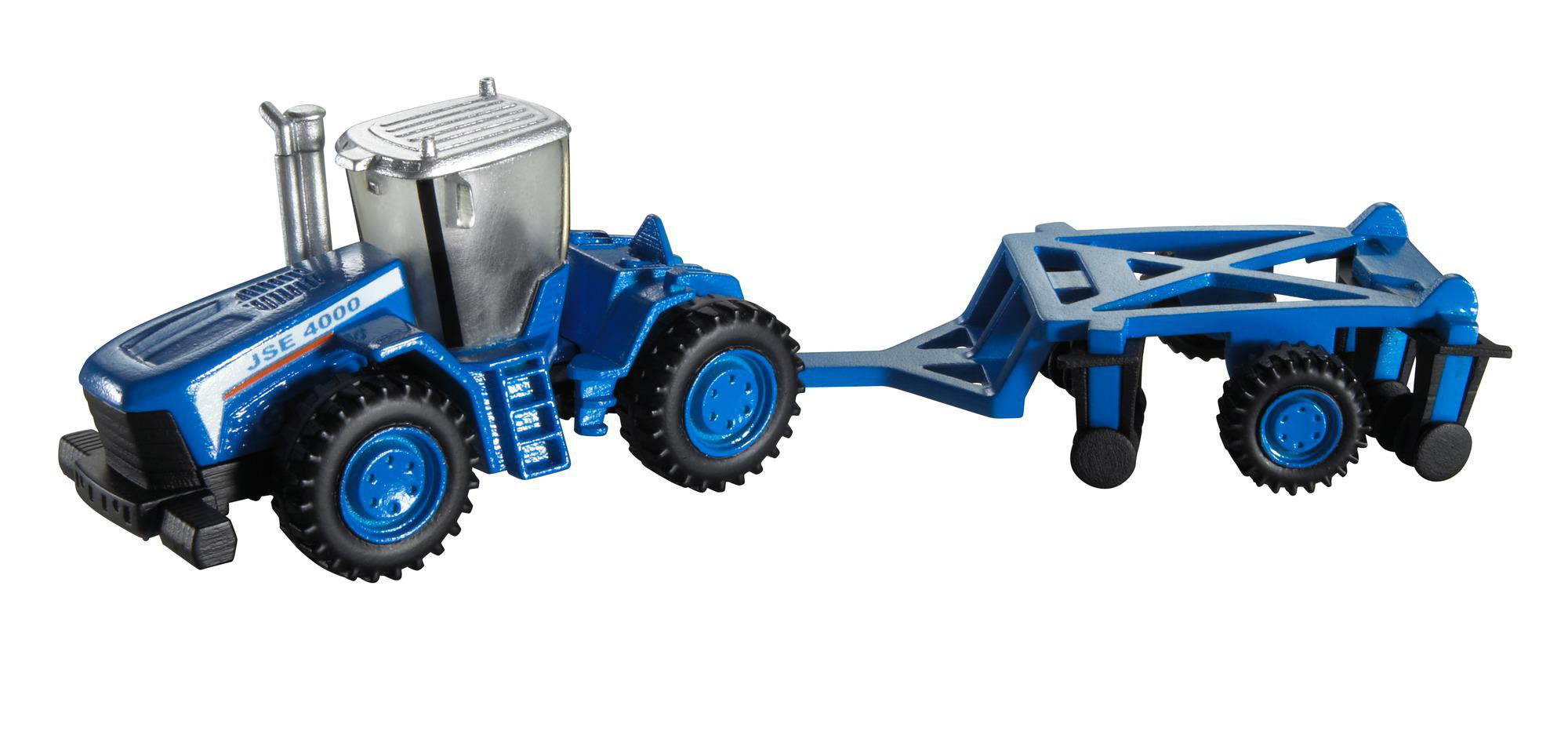 Blauer Spielzeugtraktor, der einen blauen Pflug zieht, vor weißem Hintergrund, isolierte Ansicht.
