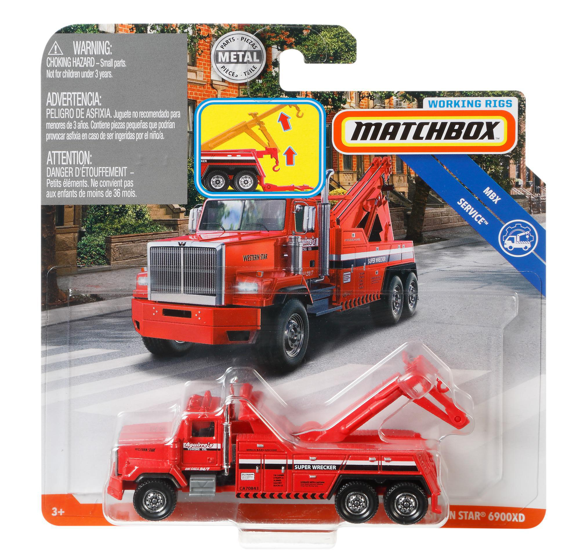 Ein roter und schwarzer Abschleppwagen als Spielzeug in einer Blisterverpackung mit Text.