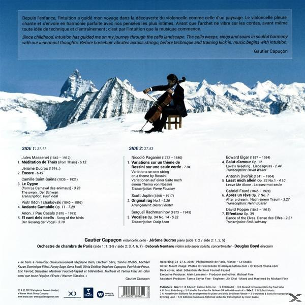 Egy zenei CD hátlapja szöveggel, egy csellózó férfiról készült fotóval.