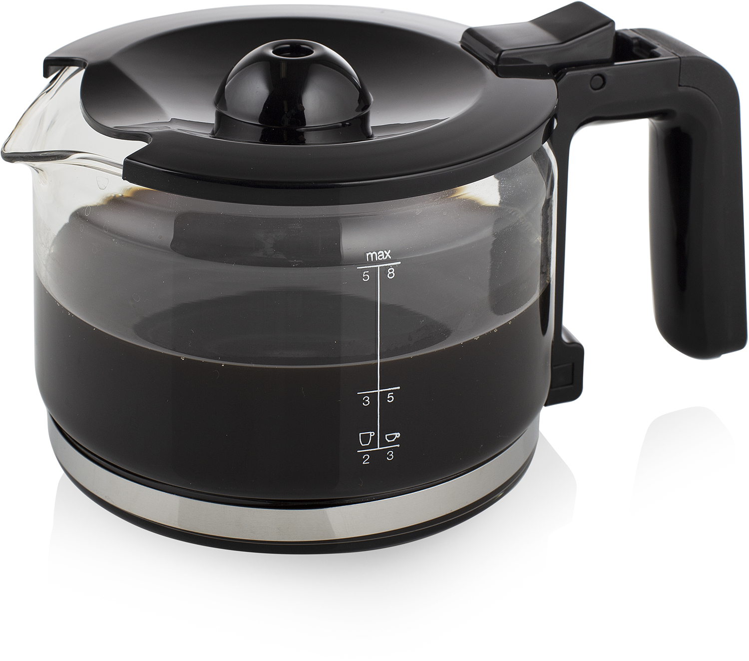 Een glazen koffiepot met donkere koffie, een zwart deksel en een zilveren basis, met maatstreepjes.