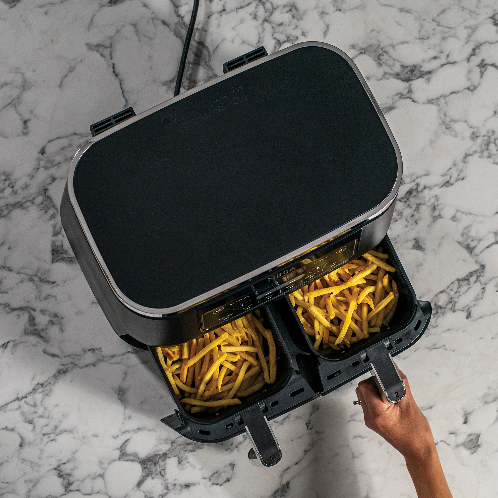 Airfryer, bovenaanzicht, met friet in de manden.