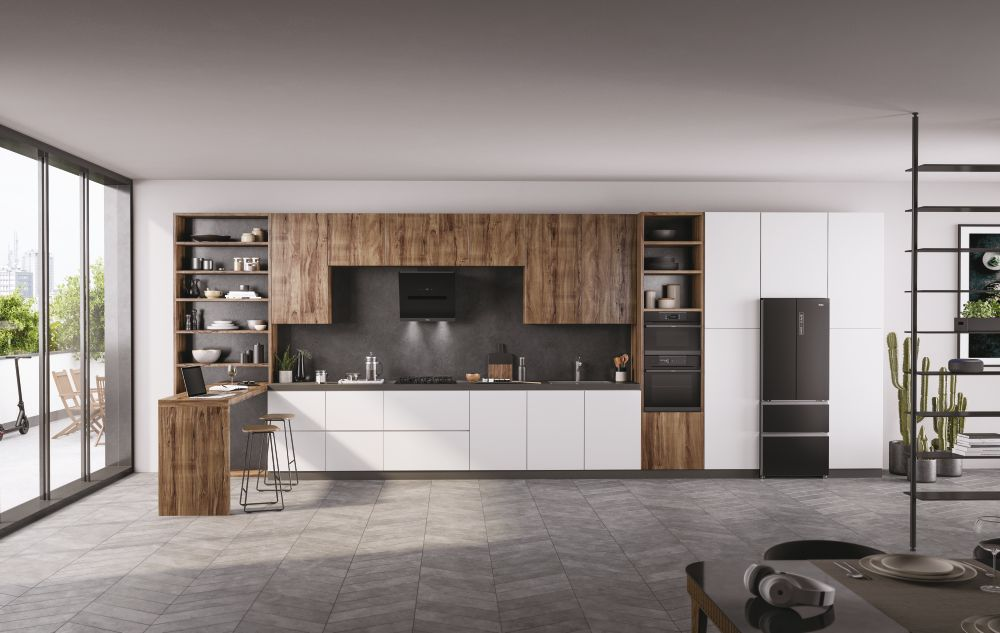 Diseño de cocina moderna con gabinetes de madera y blancos, electrodomésticos negros e isla.