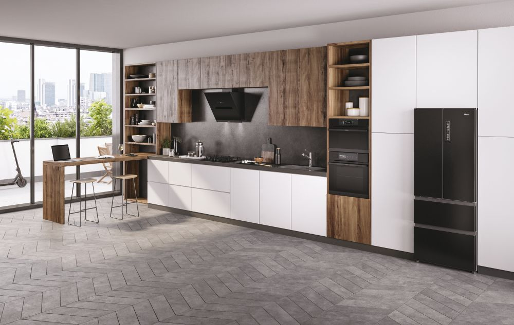 Una cocina moderna con electrodomésticos, una mesa y vistas al exterior.