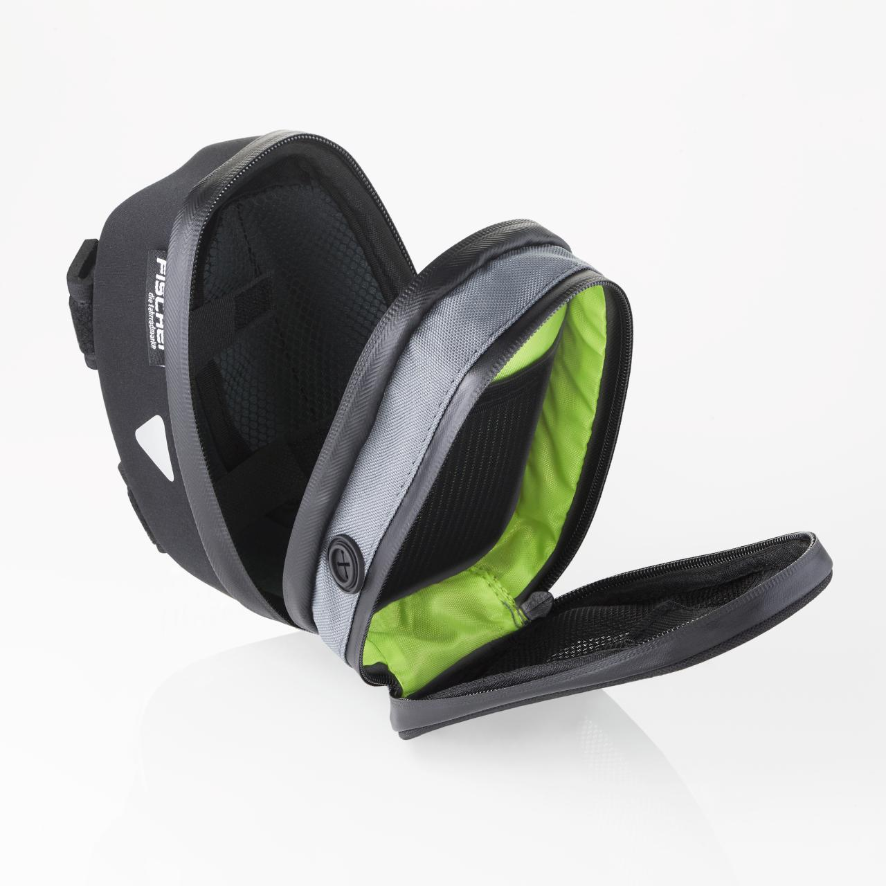 Schwarze und graue Fahrrad-Satteltasche. Die Tasche ist geöffnet und zeigt das Innere.