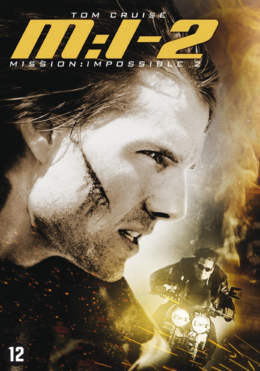 Tom Cruise dans le film 'Mission : Impossible 2'. Un homme à moto est en arrière-plan.