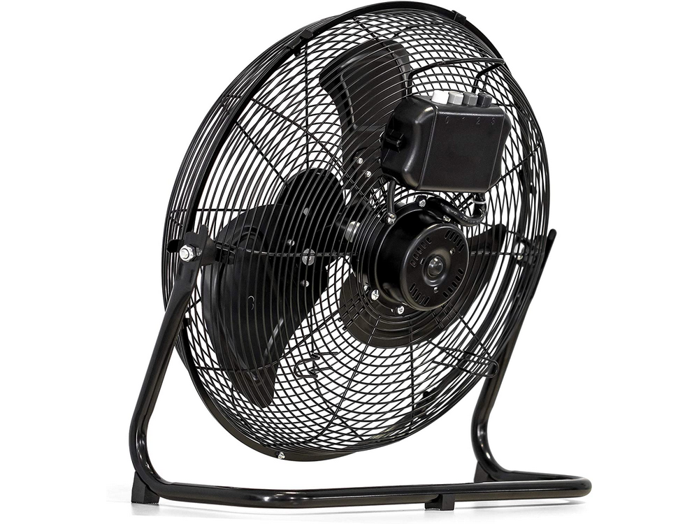 Ventilador negro con jaula metálica sobre fondo blanco.