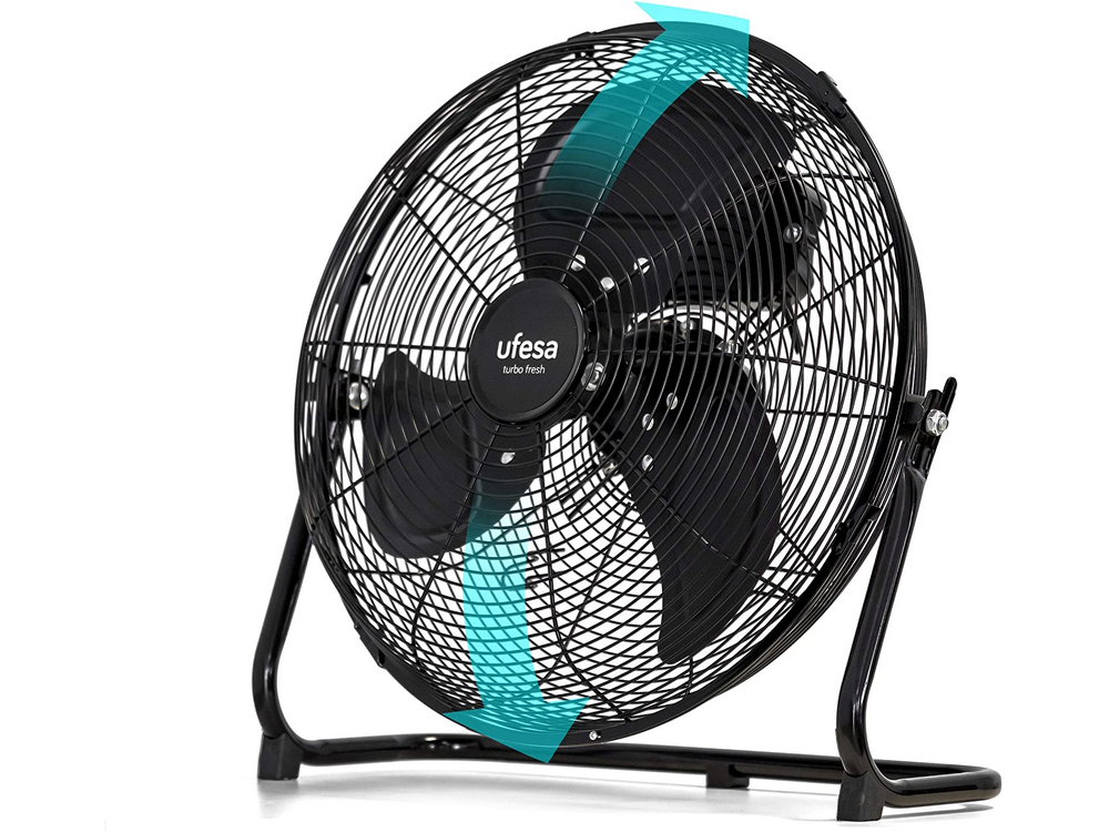 Ventilador Ufesa negro, vista en ángulo. Flechas azules muestran el flujo de aire.