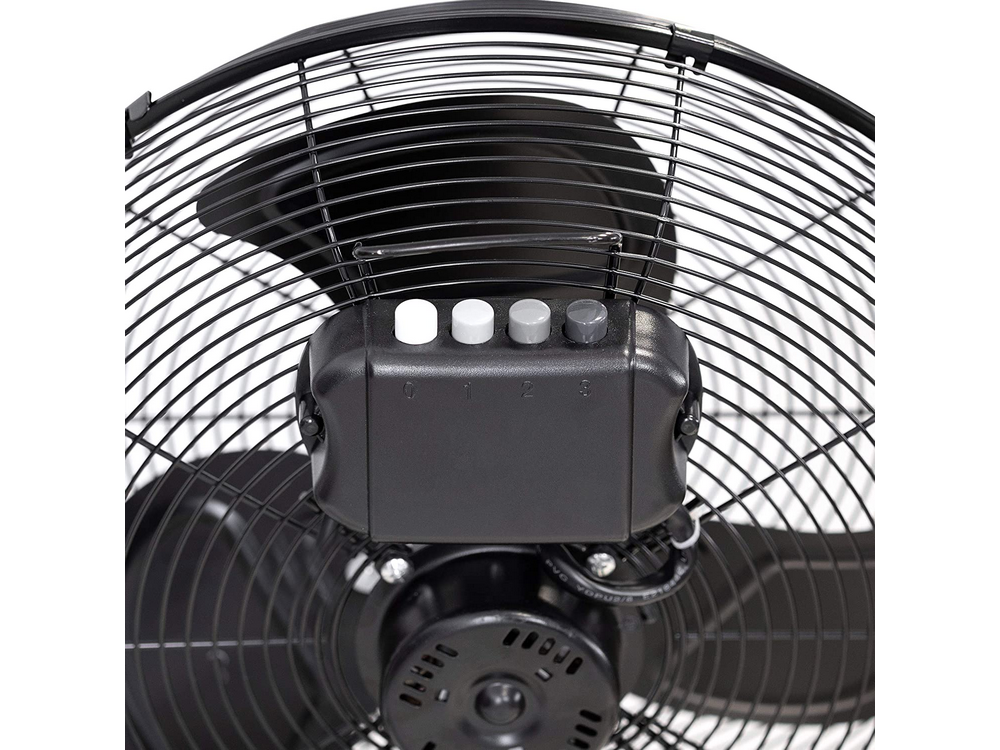 Primer plano de un ventilador negro. Tiene un panel de control con ajustes de velocidad.
