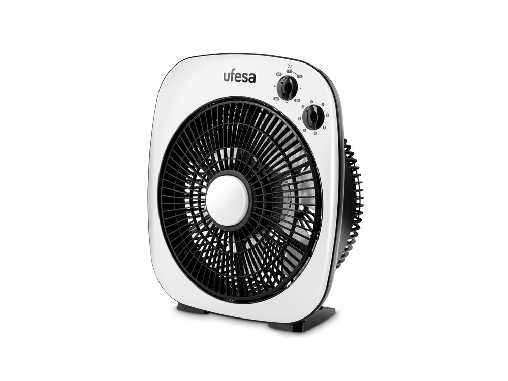 Un ventilador Ufesa blanco con detalles negros, de pie sobre una superficie blanca sobre fondo blanco.