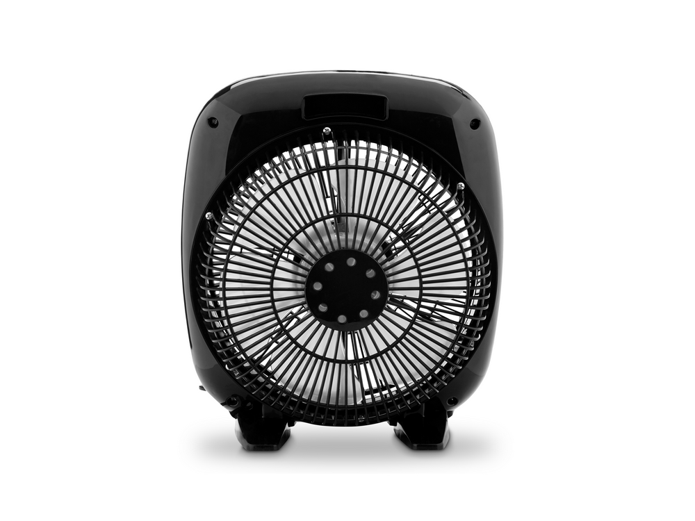 Ventilador de caja negro, vista frontal. Rejilla redonda con aspas, fondo blanco.