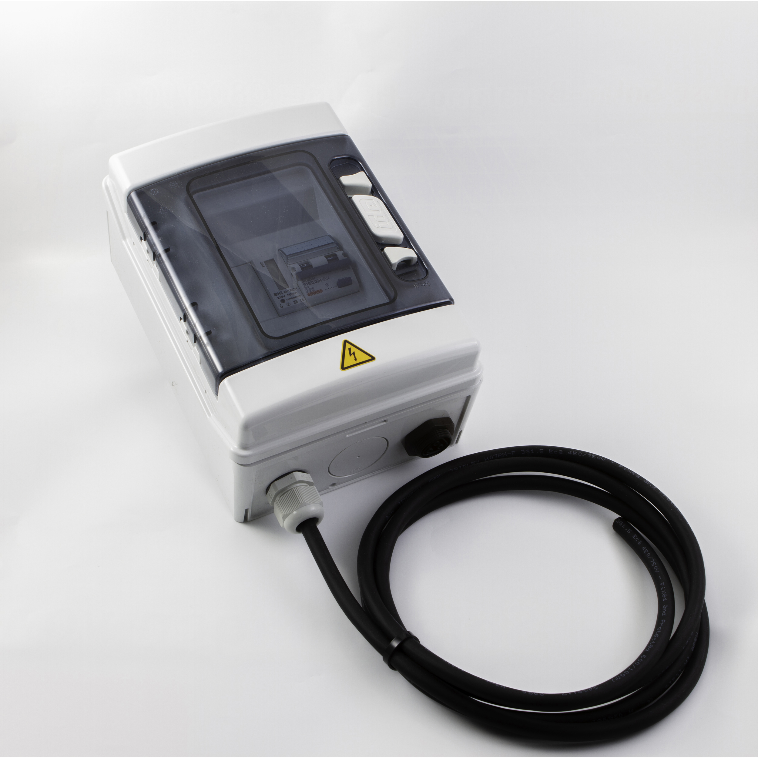 Weiße Elektrikbox mit schwarzem Kabel. Ein gelbes Warnschild vorhanden.