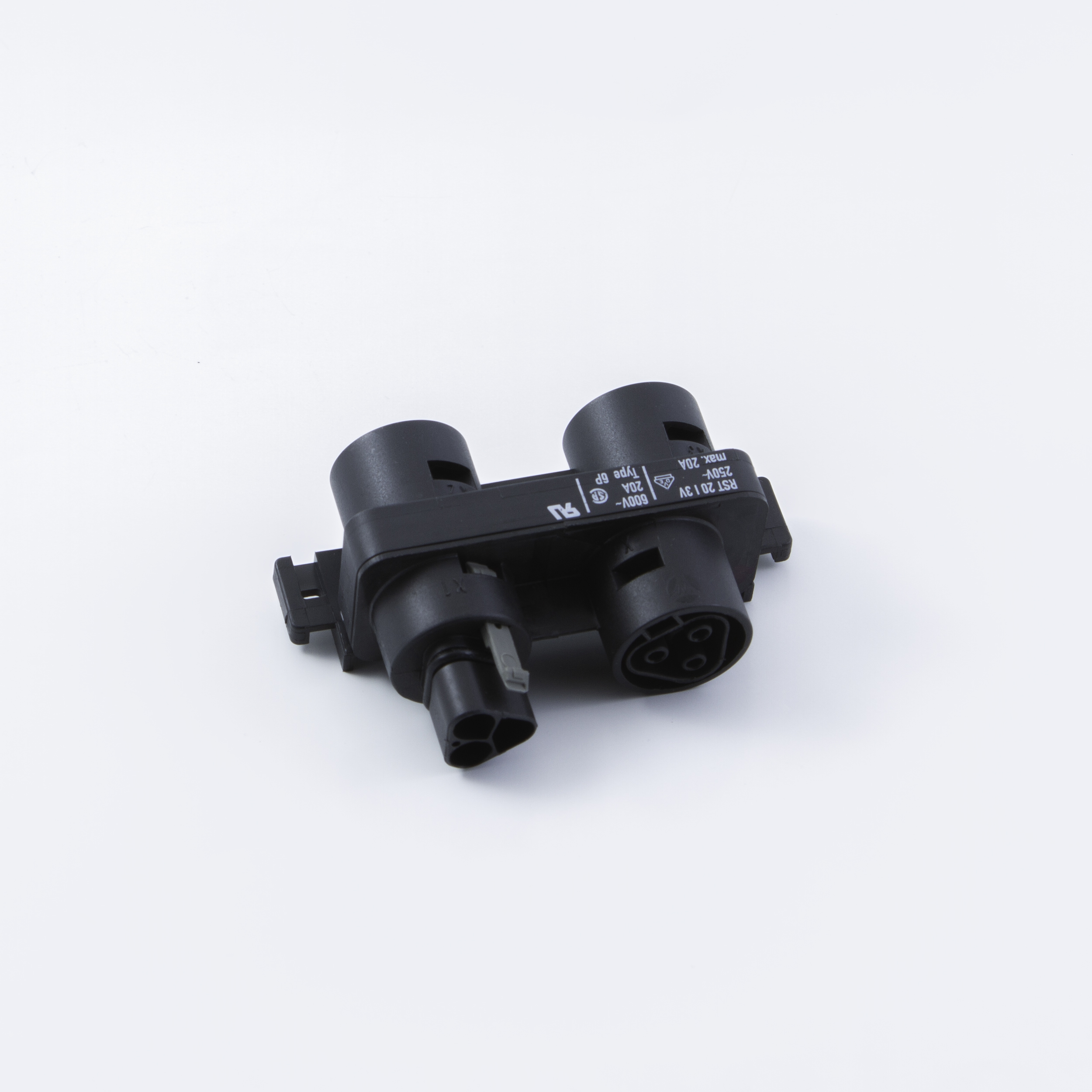 Ein schwarzer Stecker mit mehreren Steckdosen für Elektrogeräte auf weißem Untergrund.