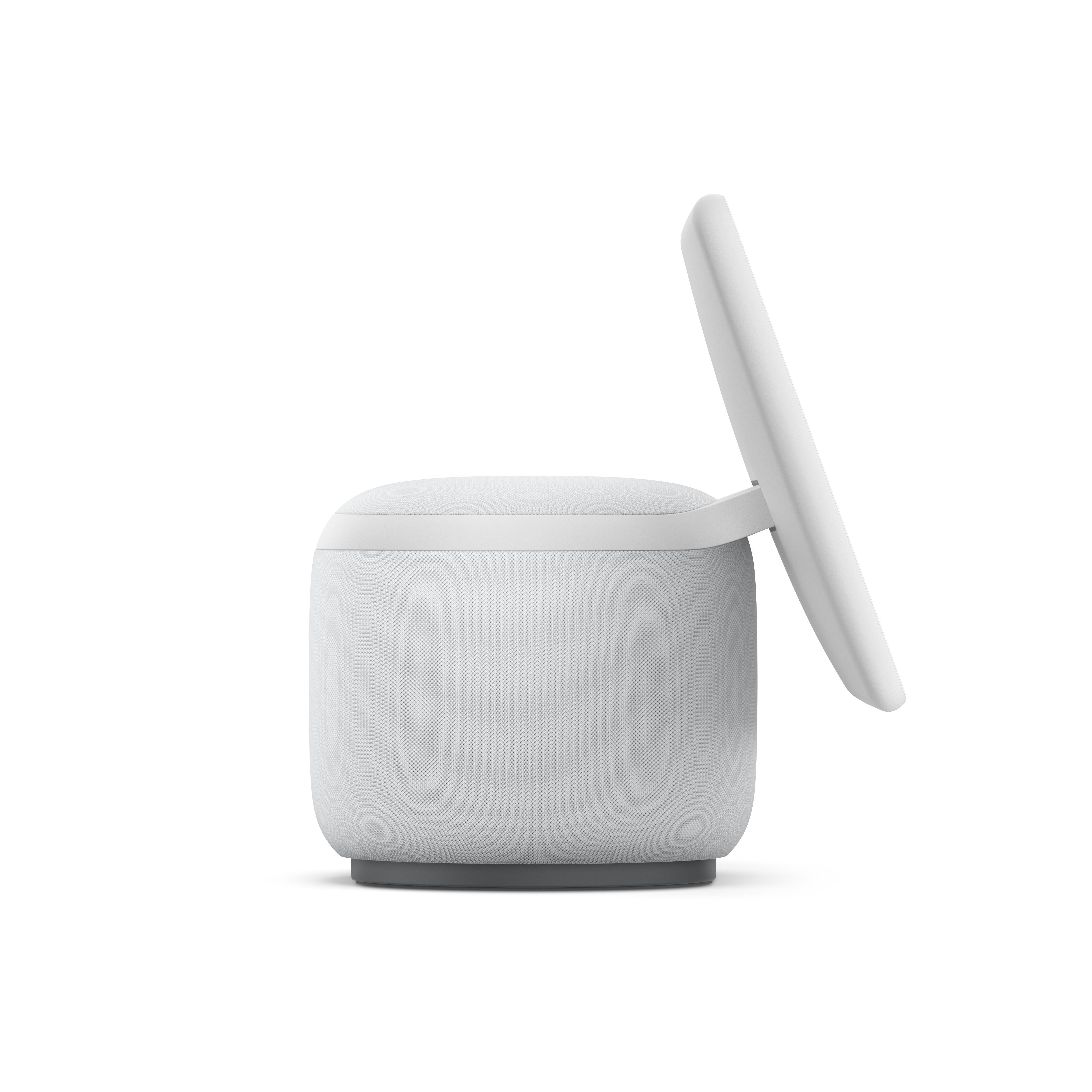 Ein weißer Smart Speaker mit nach oben geneigtem Bildschirm auf weißem Hintergrund.