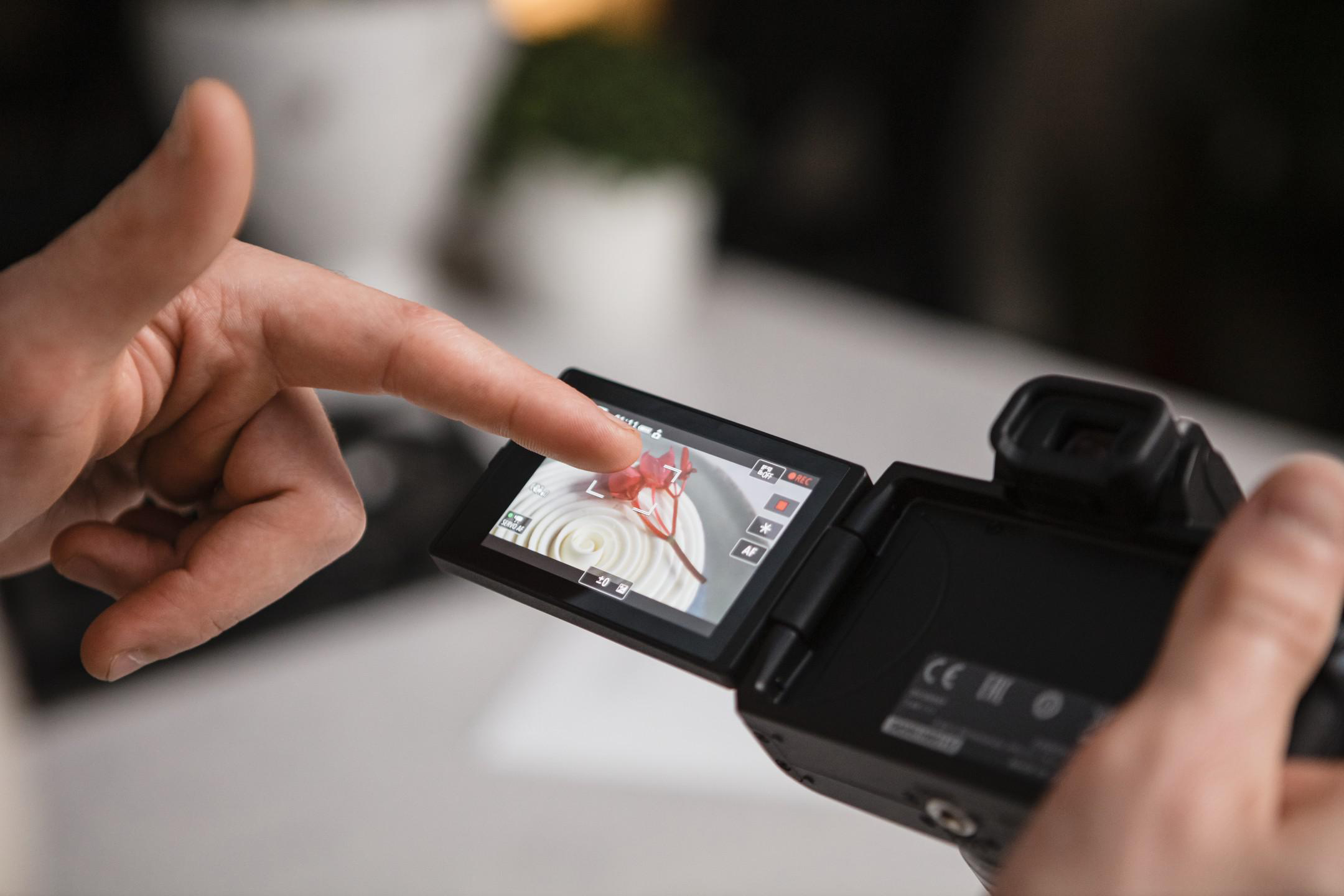 CANON EOS M50 MK II Kit + Tasche und 16GB Speicherkarte Systemkamera mit Objektiv 15-45mm, 7,5 cm Display Touchscreen, WLAN