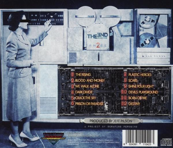 Die Rückseite einer CD-Hülle mit der Titelliste und einer Frau an einem Computer.