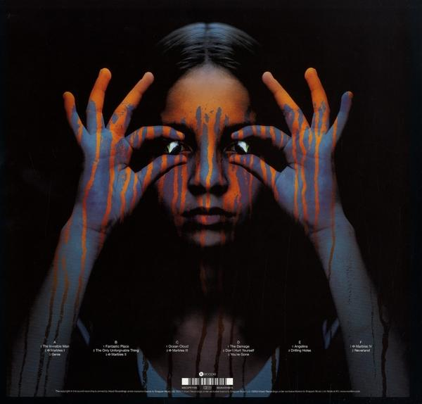 Albumcover. Das Gesicht einer Frau mit bemalten Augen. Hände und Farbstreifen. Dunkler Hintergrund.