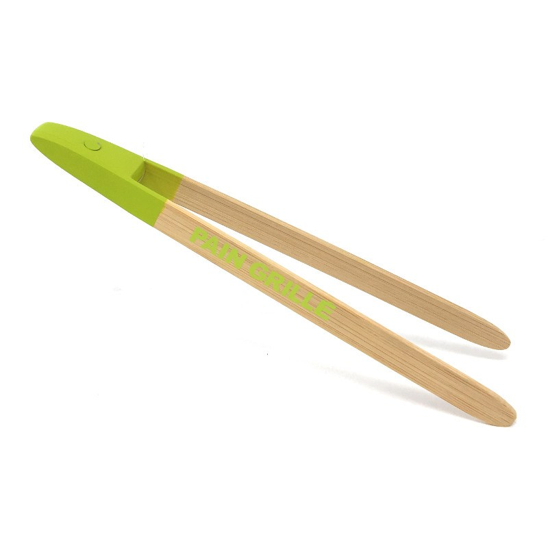 Pinzas de madera con punta verde, sobre un fondo blanco. Las pinzas tienen un logotipo.