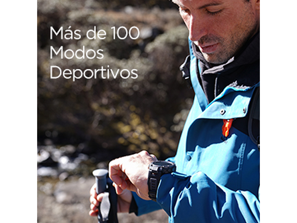 Un hombre en las montañas usando un reloj inteligente.