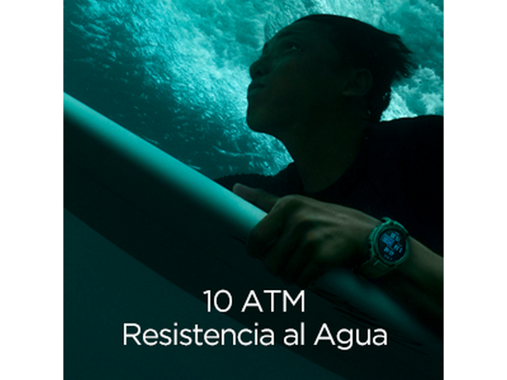 Persona en el agua sosteniendo una tabla de surf, usando un reloj inteligente. El texto dice '10 ATM Resistencia al Agua'.